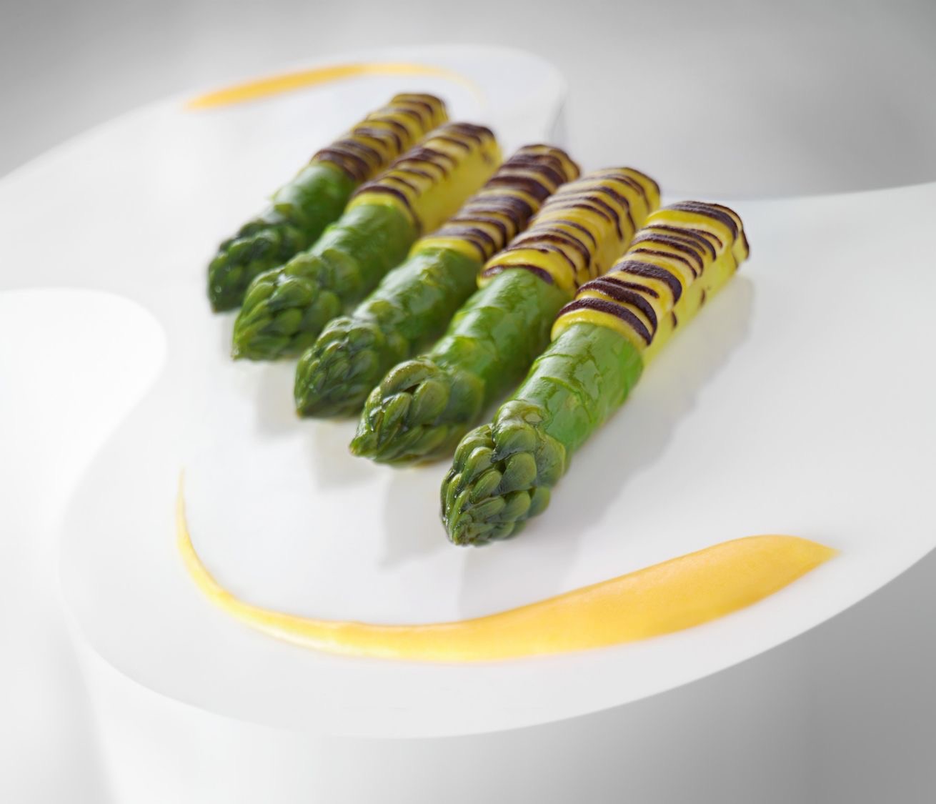 Asperges vertes de chez Blanc, comté / vin jaune / truffe noire - JF Piege